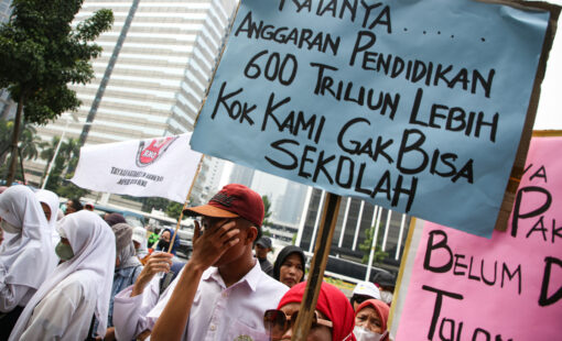 Para siswa yang tidak mendapatkan bangku di SMA dan SMK di Kota Depok turut hadir dalam unjuk rasa di depan kantor Kementerian Pendidikan, Kebudayaan, Riset, dan Teknologi di Jakarta, Jumat (11/8/2023).

Kompas/Priyombodo (PRI)
11-08-2023